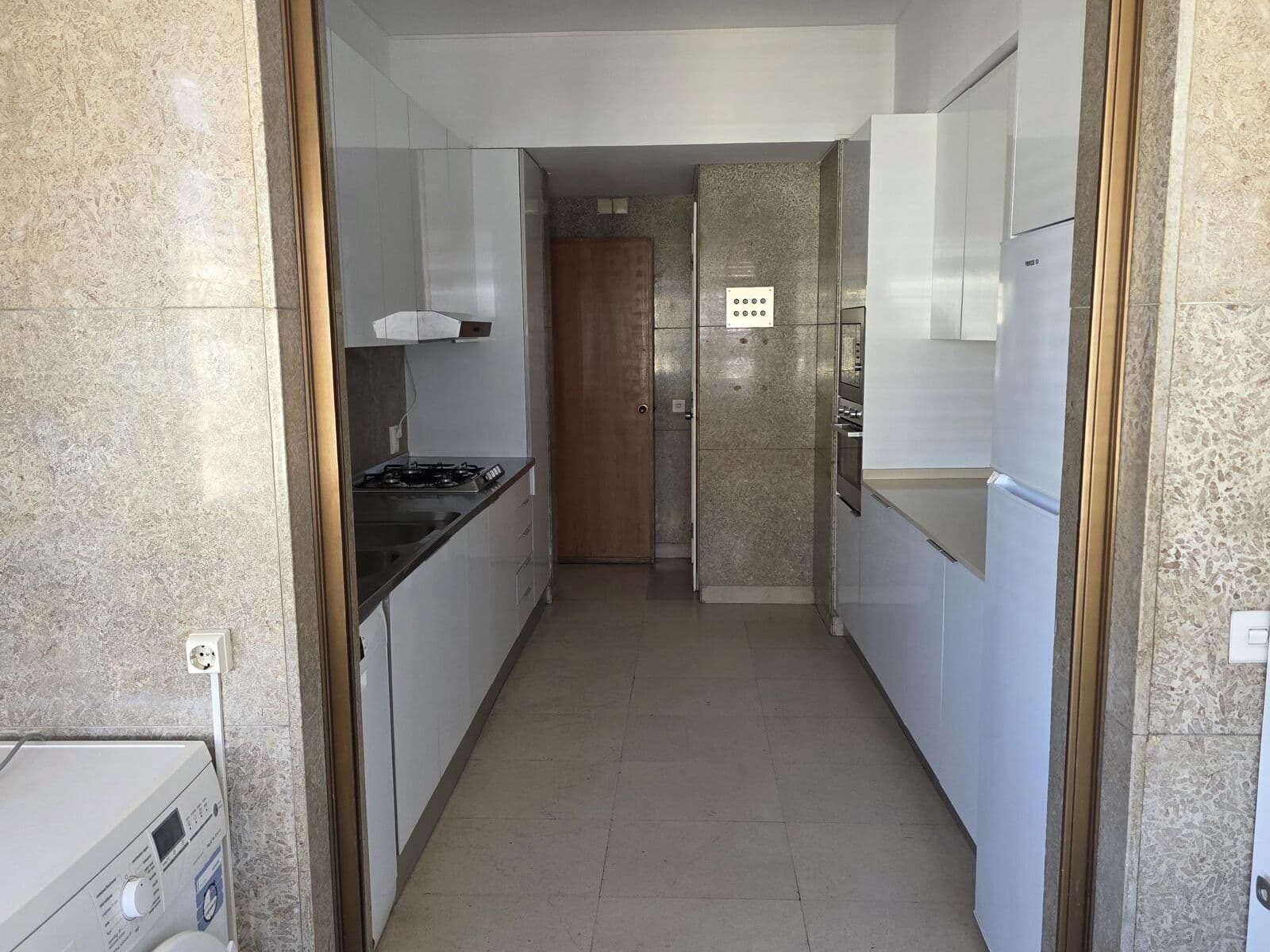 Apartamento T4 com estacionamento, Estrada da Luz, Lisboa - Imagem 7