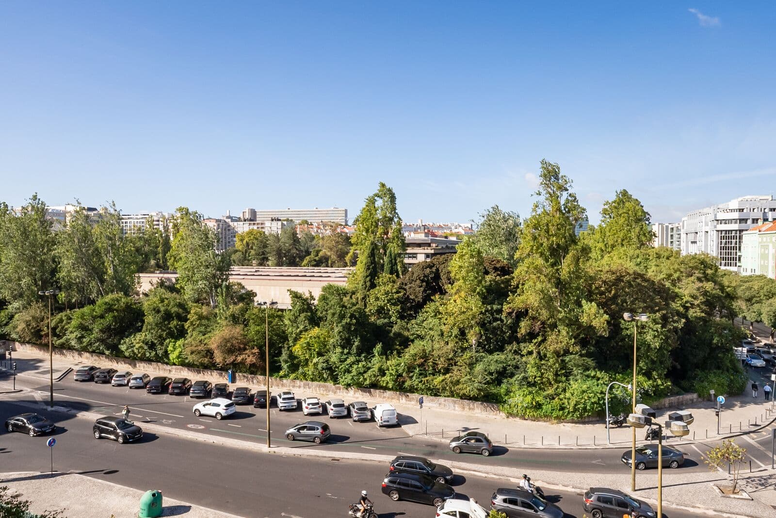 2 Bedroom Penthouse with a view, Gulbenkian, Lisboa - Image 4
