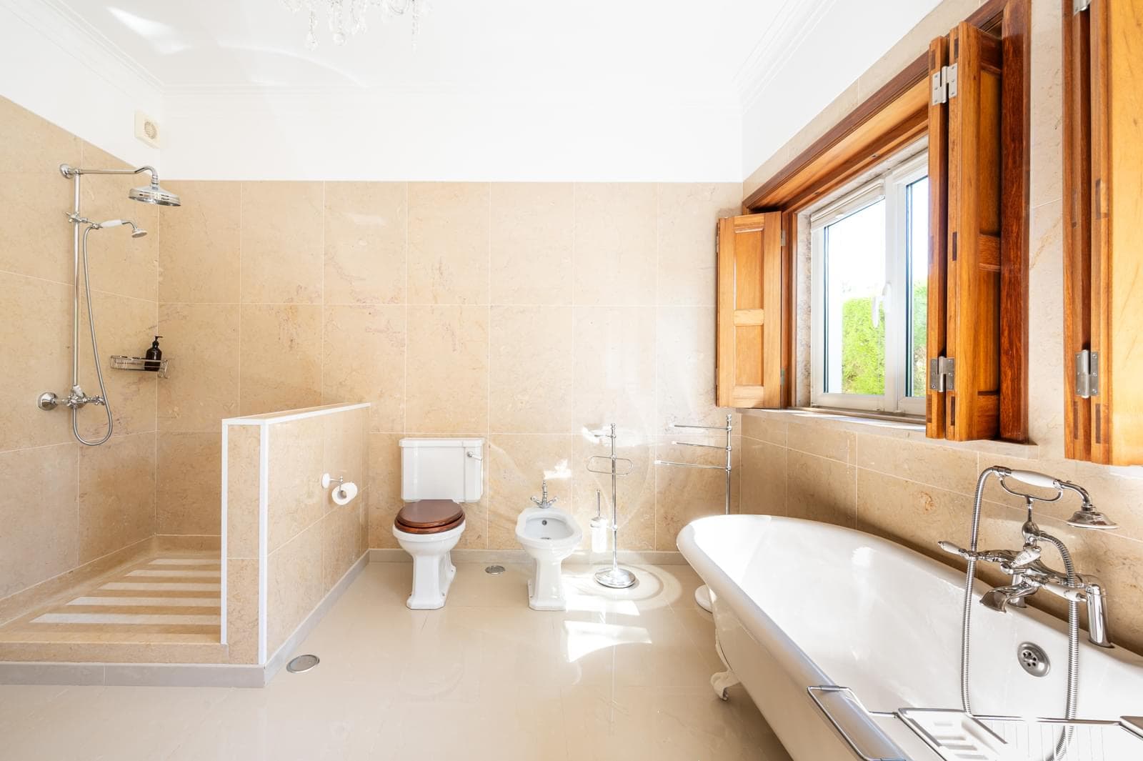 Moradia T5 + 5 com piscina, Aroeira, Almada - Imagem 22