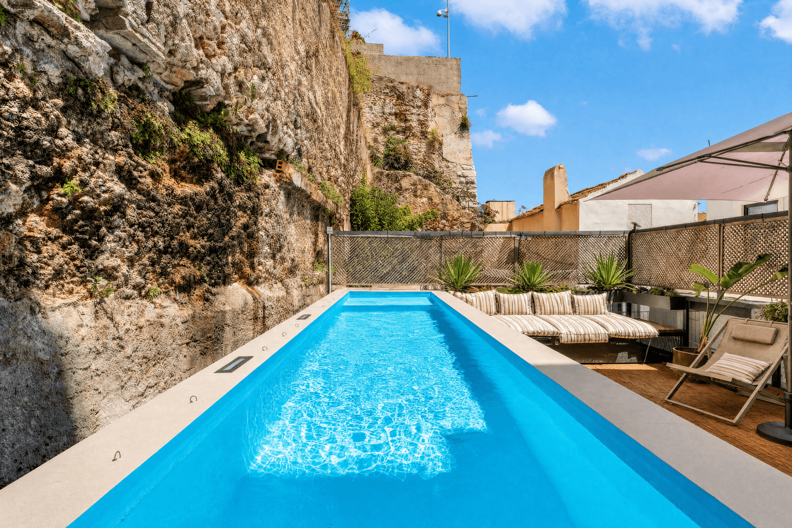 4 Bedroom House with swimming pool, 24 de Julho, Lisboa - Image 1