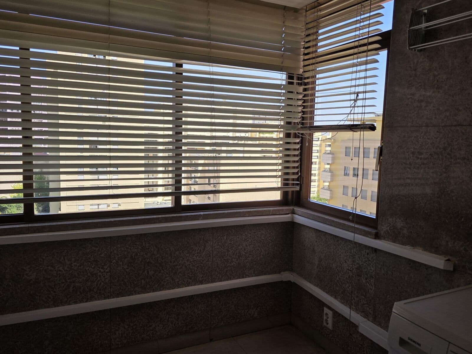 Apartamento T4 com estacionamento, Estrada da Luz, Lisboa - Imagem 10