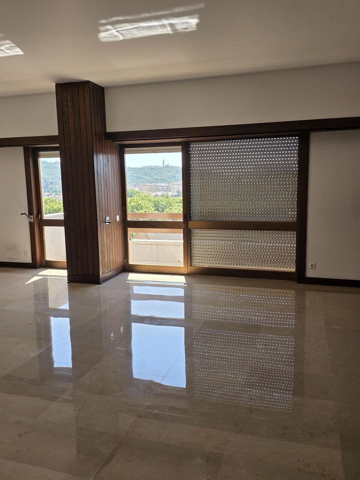 Apartamento T4 com estacionamento, Estrada da Luz, Lisboa - Imagem 1
